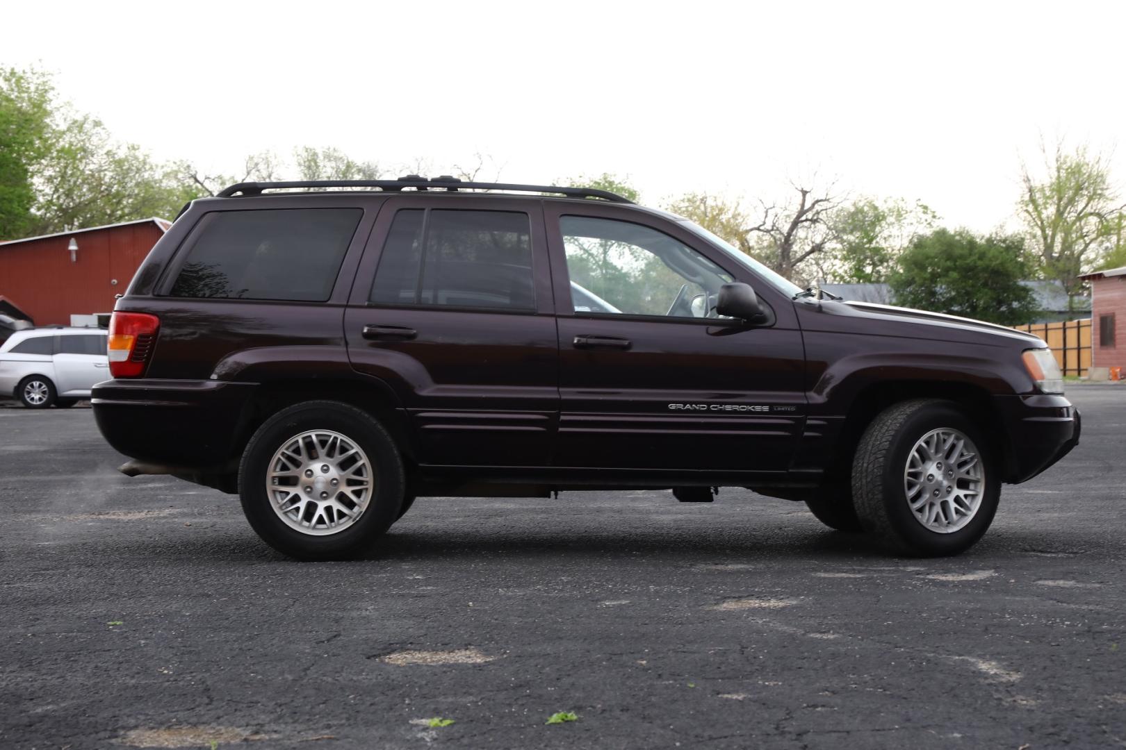 2004 PURPLE JEEP GRAND CHEROKEE Limited 2WD (1J8GX58N44C) with an 4.7L V8 SOHC 16V engine, 4-SPEED AUTOMATIC OR 5-SPEED AUTOMATIC transmission, located at 420 E. Kingsbury St., Seguin, TX, 78155, (830) 401-0495, 29.581060, -97.961647 - Photo#3